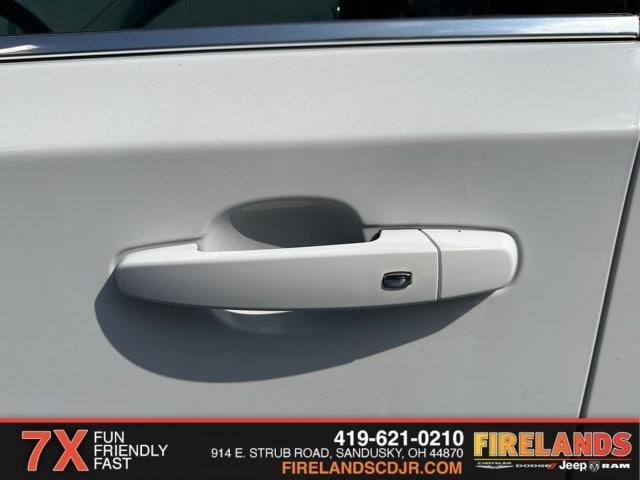 Photo of 2021 Summit White Chevrolet Traverse