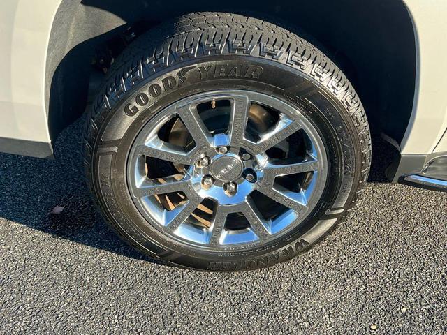 Photo of 2016 White GMC Yukon XL
