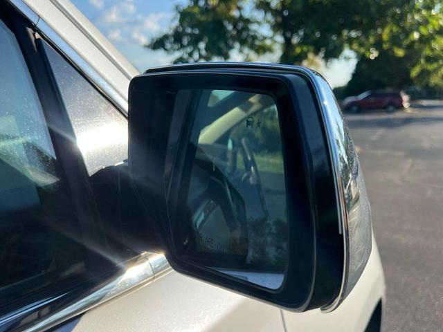 Photo of 2016 White GMC Yukon XL