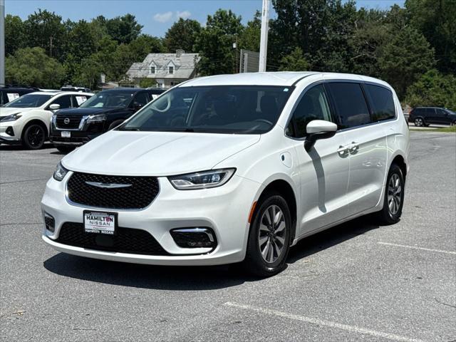 Photo of 2023 Bright White Clearcoat Chrysler Pacifica Hybrid