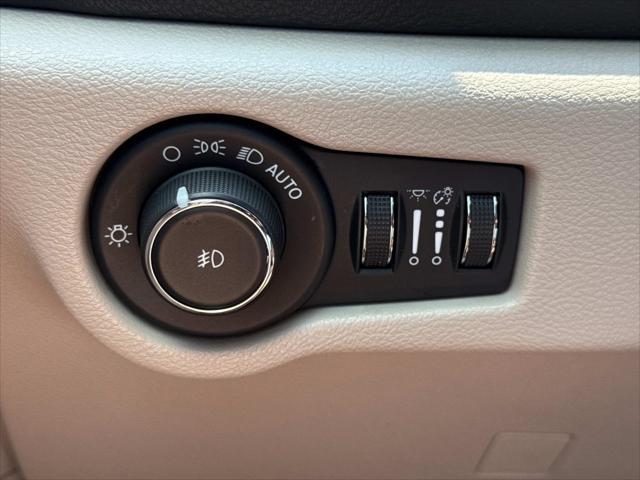 Photo of 2023 Bright White Clearcoat Chrysler Pacifica Hybrid