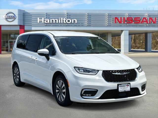 Photo of 2023 Bright White Clearcoat Chrysler Pacifica Hybrid