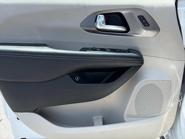 Photo of 2023 Bright White Clearcoat Chrysler Pacifica Hybrid