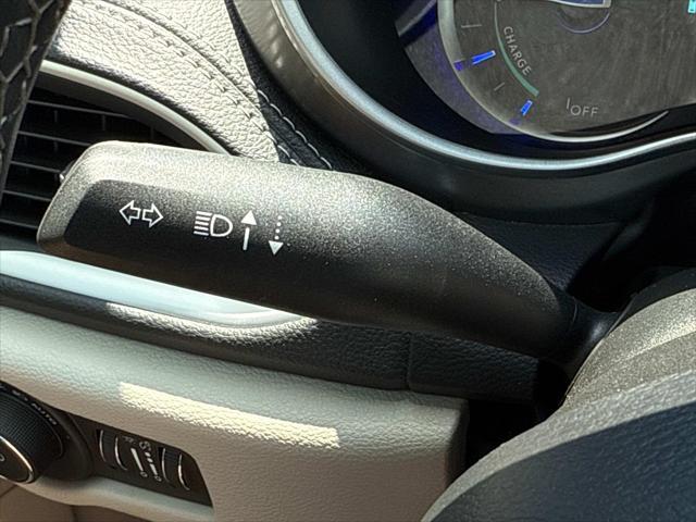 Photo of 2023 Bright White Clearcoat Chrysler Pacifica Hybrid
