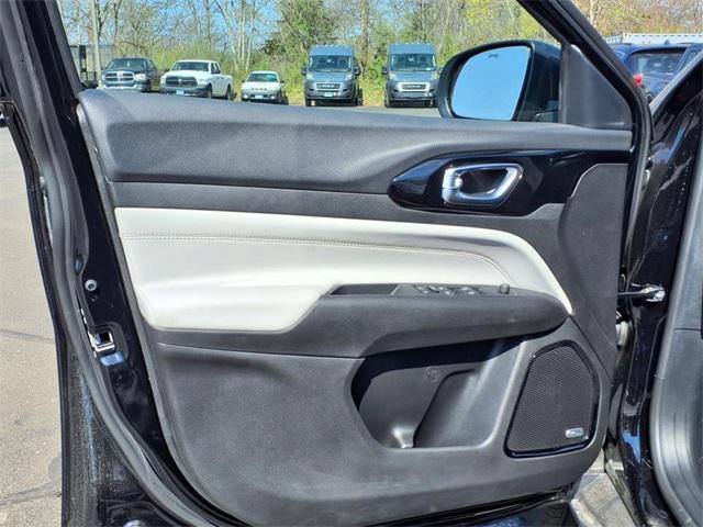 Photo of 2025 Diamond Black Crystal Pearlcoat Jeep Compass