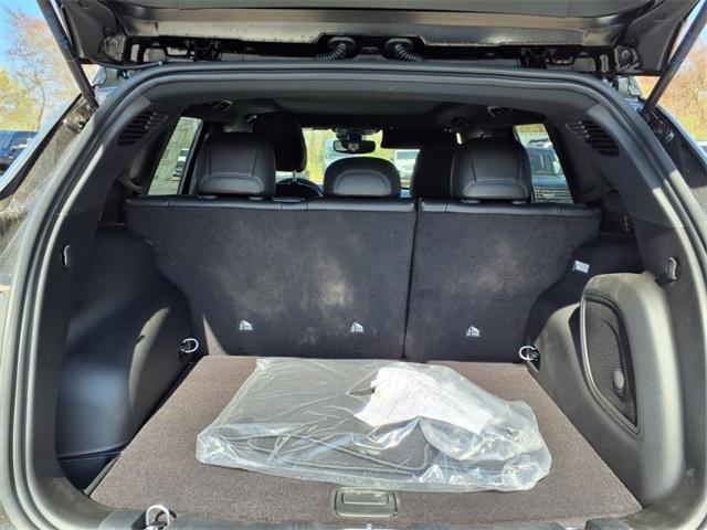 Photo of 2025 Diamond Black Crystal Pearlcoat Jeep Compass