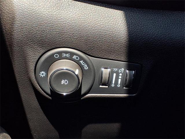 Photo of 2025 Diamond Black Crystal Pearlcoat Jeep Compass