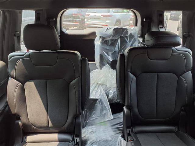 Photo of 2025 Diamond Black Crystal Pearlcoat Jeep Grand Cherokee L