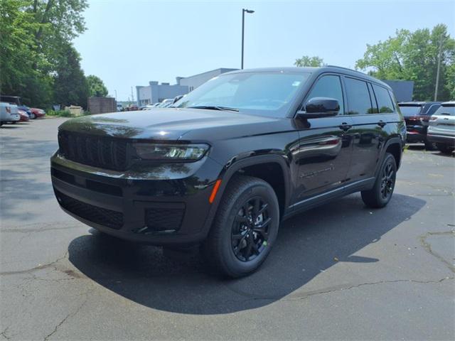 Photo of 2025 Diamond Black Crystal Pearlcoat Jeep Grand Cherokee L