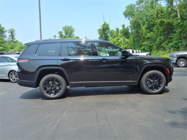 Photo of 2025 Diamond Black Crystal Pearlcoat Jeep Grand Cherokee L