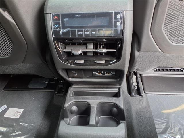 Photo of 2025 Diamond Black Crystal Pearlcoat Jeep Grand Cherokee L