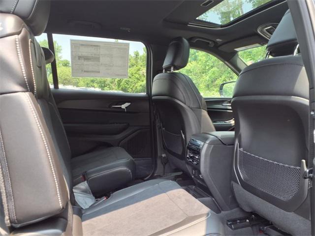 Photo of 2025 Diamond Black Crystal Pearlcoat Jeep Grand Cherokee L