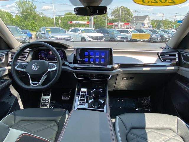 Photo of 2025 Deep Black Pearl Volkswagen Atlas