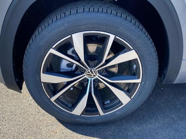 Photo of 2025 Silver Mist Metallic Volkswagen Atlas Cross Sport