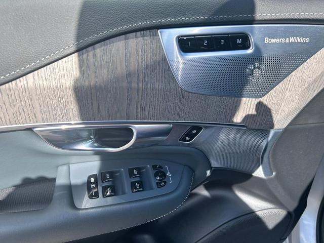 Photo of 2022 Bright Silver Metallic Volvo XC90