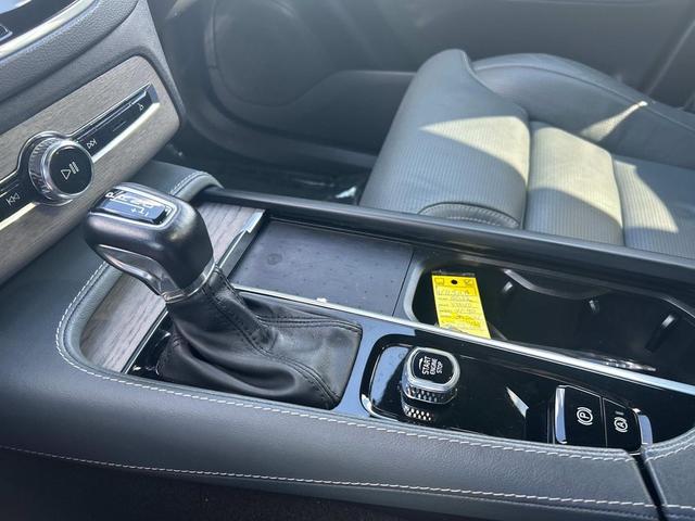 Photo of 2022 Bright Silver Metallic Volvo XC90