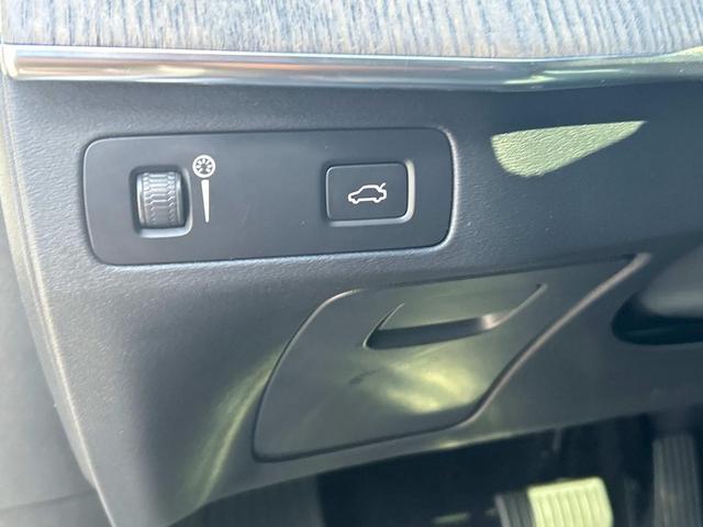 Photo of 2022 Bright Silver Metallic Volvo XC90