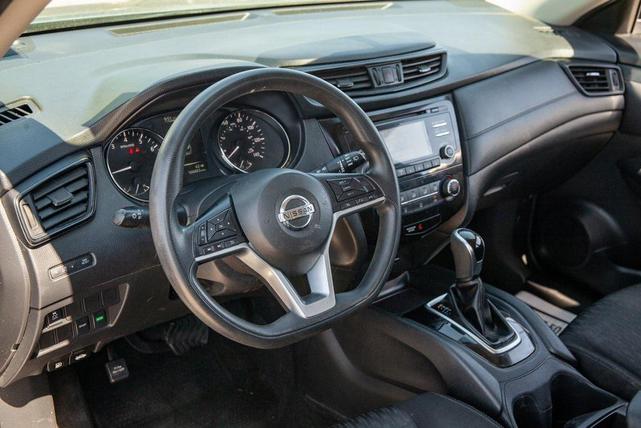 Photo of 2017 Gun Metallic Nissan Rogue