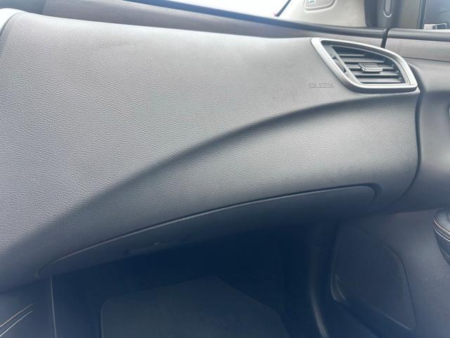 Photo of 2021 White Nissan Murano