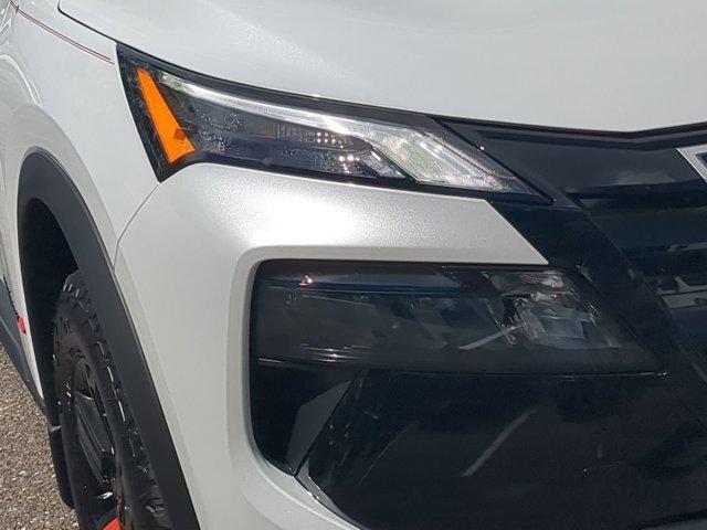 Photo of 2026 Everest White Pearl Tricoat Nissan Rogue