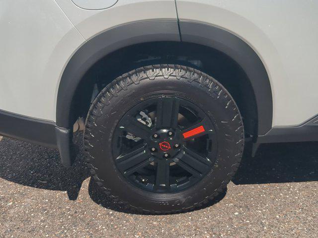 Photo of 2026 Everest White Pearl Tricoat Nissan Rogue