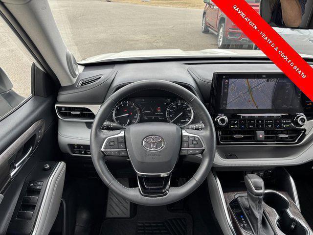 Photo of 2021 Blizzard Pearl Toyota Highlander