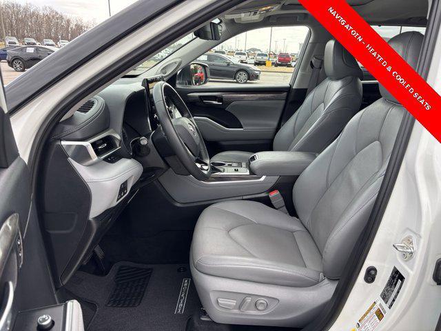Photo of 2021 Blizzard Pearl Toyota Highlander