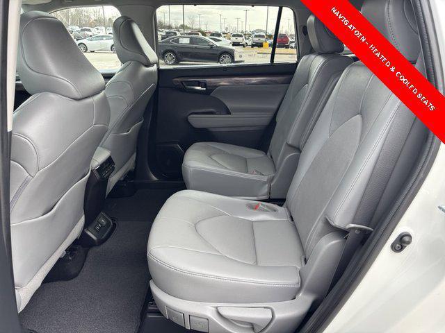 Photo of 2021 Blizzard Pearl Toyota Highlander
