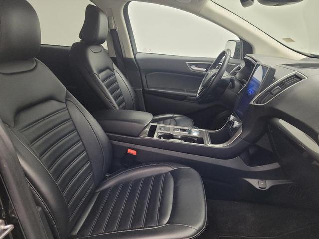 Photo of 2023 Agate Black Metallic Ford Edge