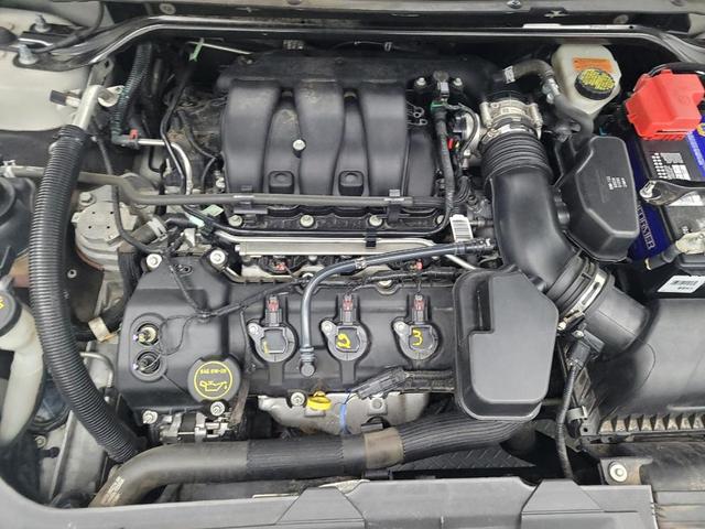 Photo of 2015 White Platinum Metallic Tri-Coat Ford Taurus