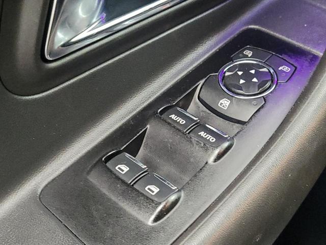 Photo of 2015 White Platinum Metallic Tri-Coat Ford Taurus