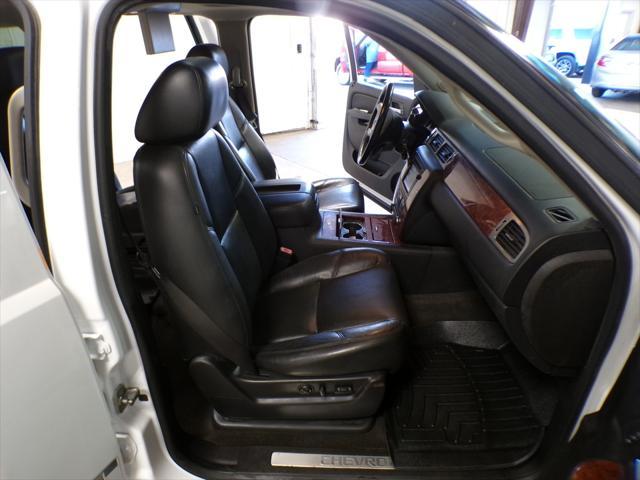 Photo of 2013 White Diamond Tricoat Chevrolet Suburban