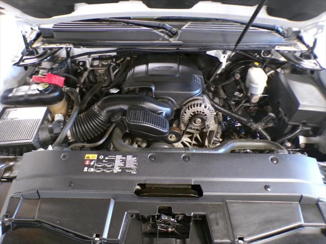 Photo of 2013 White Diamond Tricoat Chevrolet Suburban