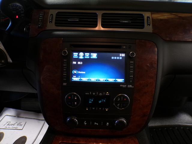 Photo of 2013 White Diamond Tricoat Chevrolet Suburban