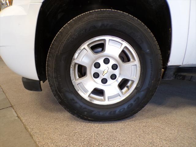 Photo of 2013 White Diamond Tricoat Chevrolet Suburban