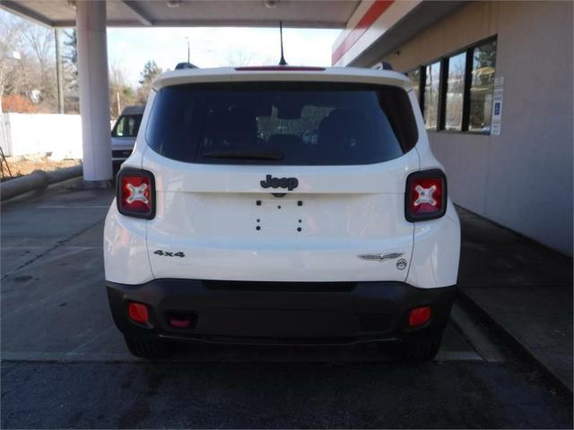 Photo of 2017 White Jeep Renegade