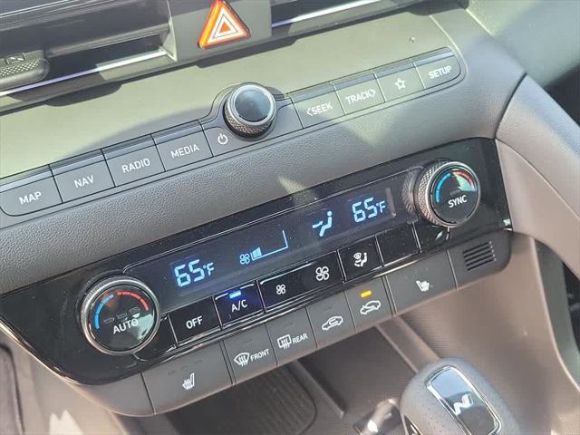 Photo of 2025 Atlas White Hyundai ELANTRA