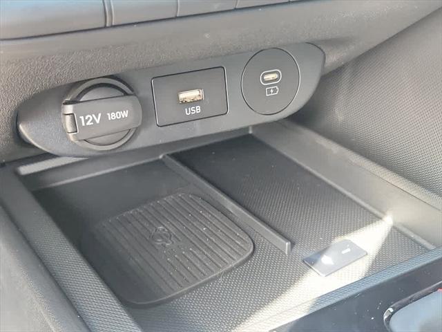 Photo of 2025 Atlas White Hyundai ELANTRA