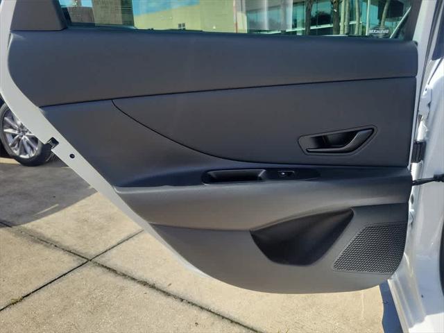 Photo of 2025 Atlas White Hyundai ELANTRA
