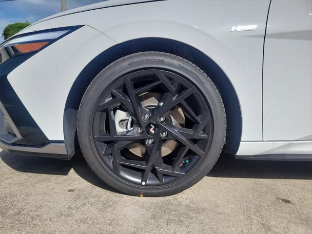 Photo of 2025 Atlas White Hyundai ELANTRA