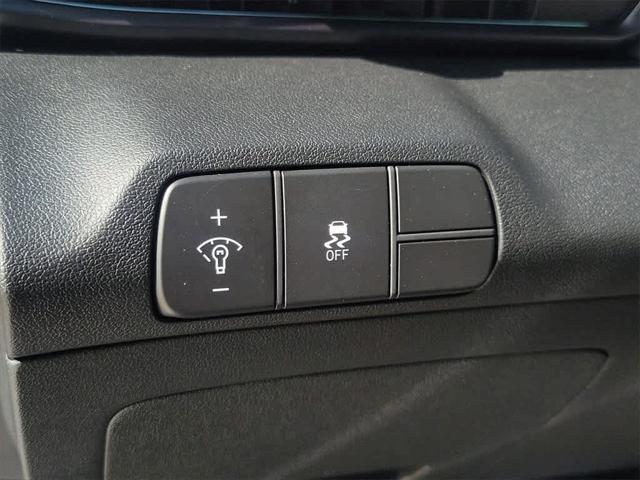 Photo of 2025 Atlas White Hyundai ELANTRA