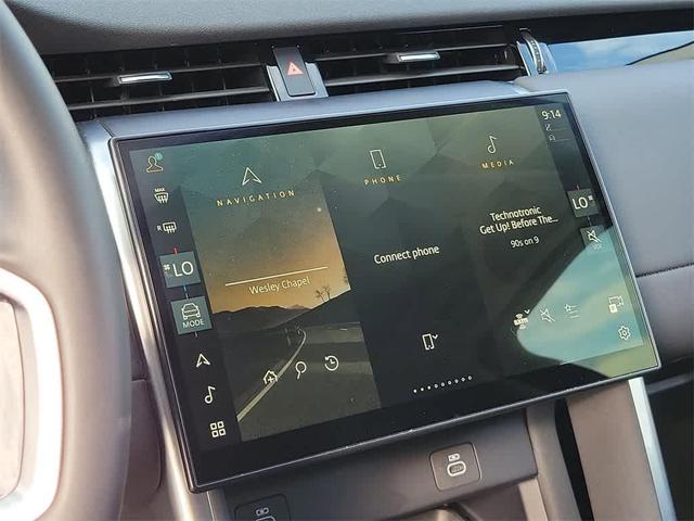 Photo of 2024 Silver Land Rover Discovery Sport