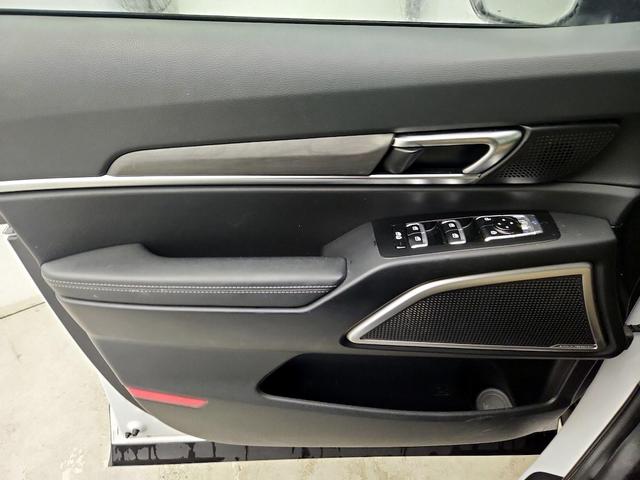 Photo of 2023 White Kia Telluride