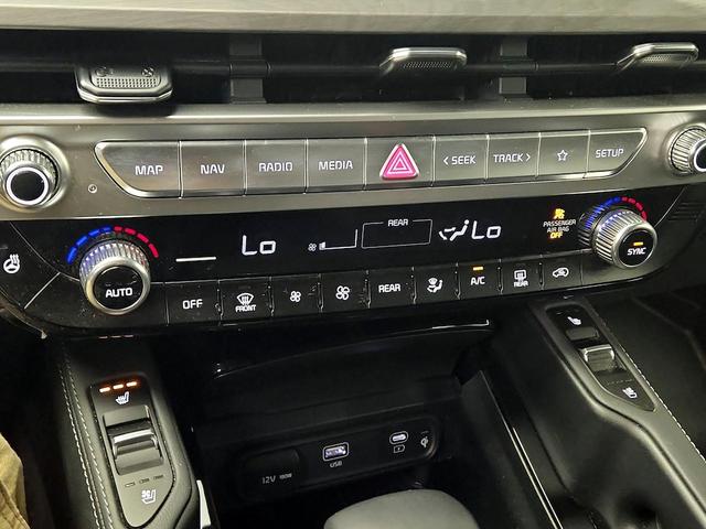 Photo of 2023 White Kia Telluride