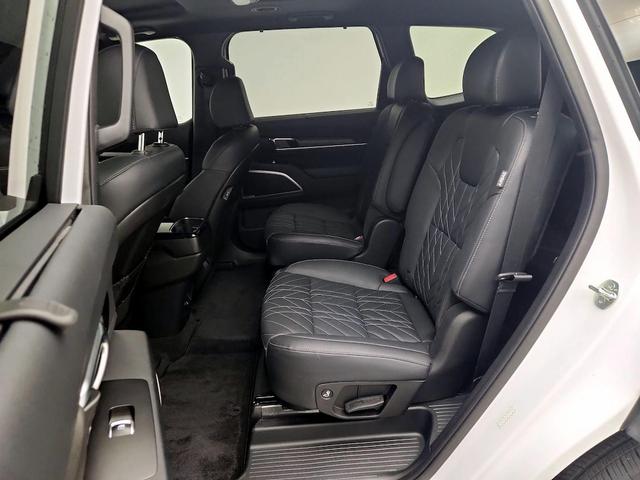 Photo of 2023 White Kia Telluride