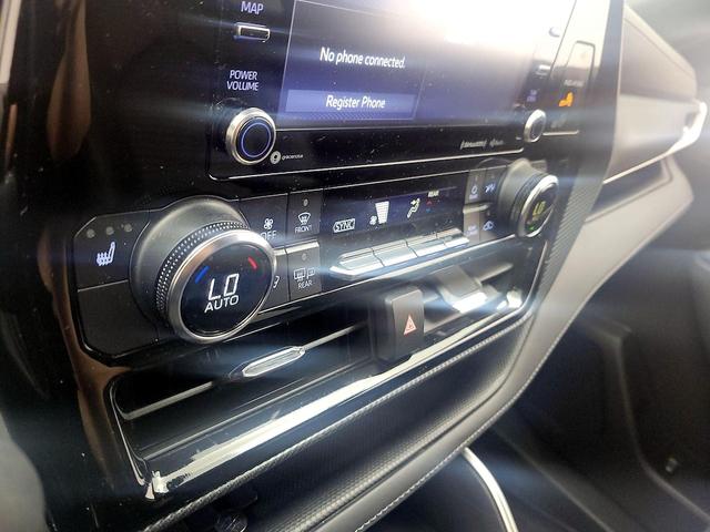 Photo of 2022 Silver Toyota Highlander