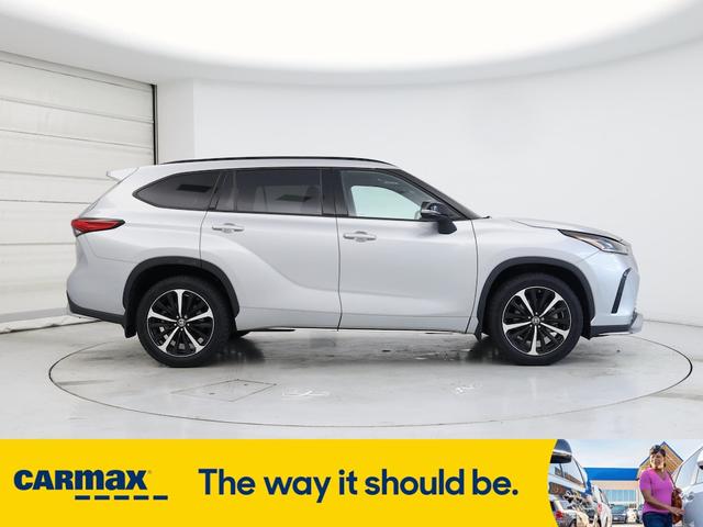 Photo of 2022 Silver Toyota Highlander