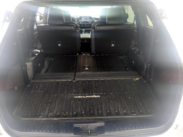 Photo of 2022 Silver Toyota Highlander