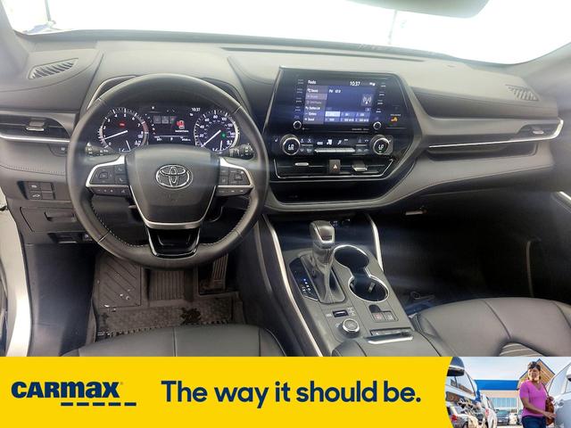 Photo of 2022 Silver Toyota Highlander