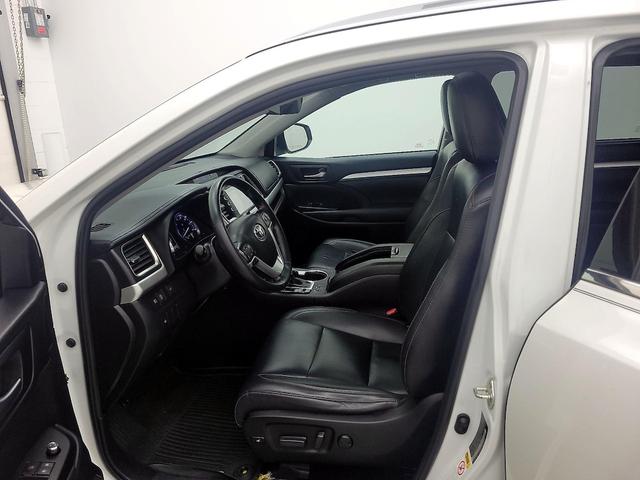 Photo of 2019 White Toyota Highlander